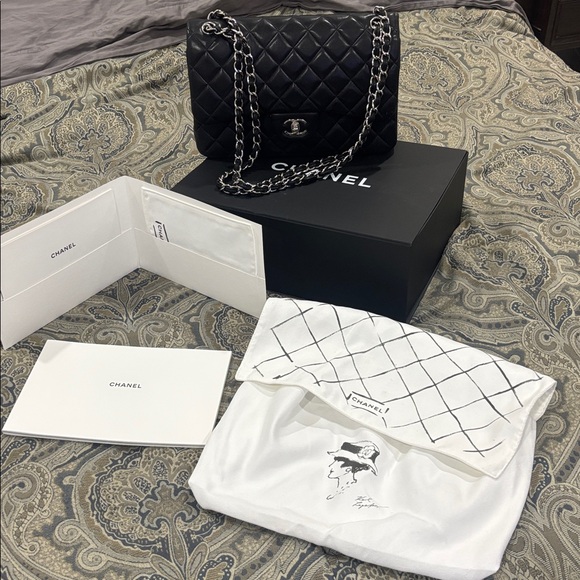 Chanel Black Quilted Shoulder Bag with Silver Chain - Picture 2 of 6